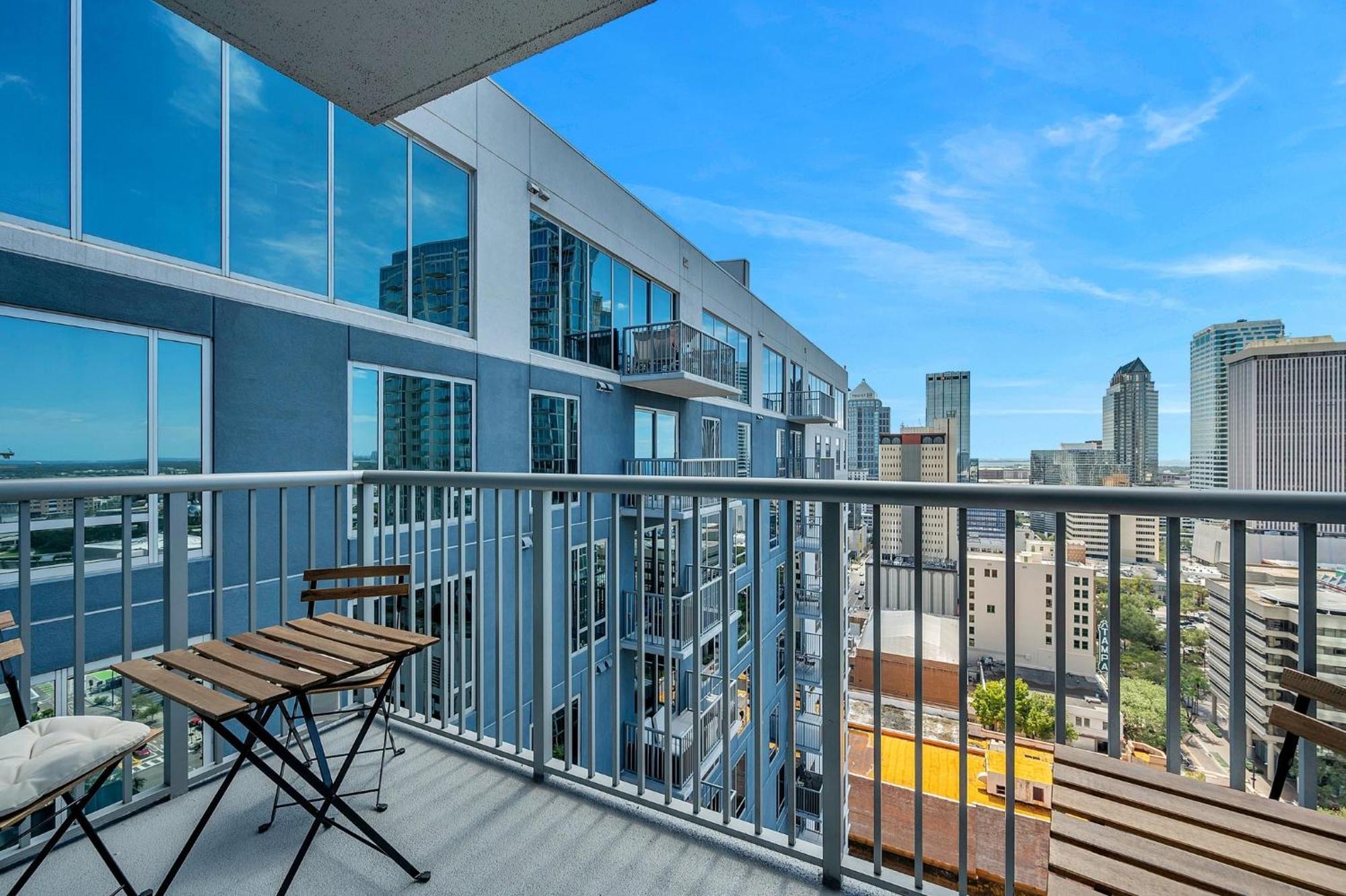 Luxury 1 Bedroom With Den Downtown Tampa Apt - City Views, Rooftop Pool, Workspace Exterior photo